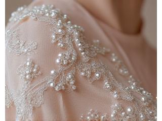 Detalle de un vestido con intrincados bordados y lentejuelas