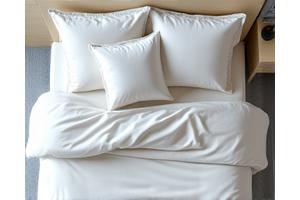 Cama con sábanas blancas impecablemente planchadas y suaves.
