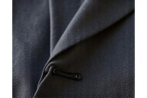 Primer plano de un traje oscuro con pliegues perfectos y sin arrugas.
