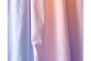 Vestido de noche delicado en color pastel, planchado con especial cuidado.